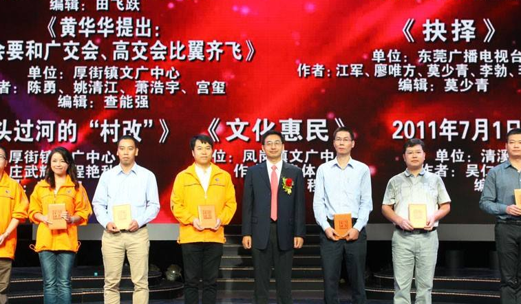 (明星爆料）黄龄演出时摔下舞台 工作室回应：幸好无大碍