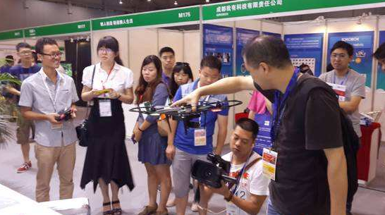 (明星爆料）王源乐观歌唱《像小强一样活着》