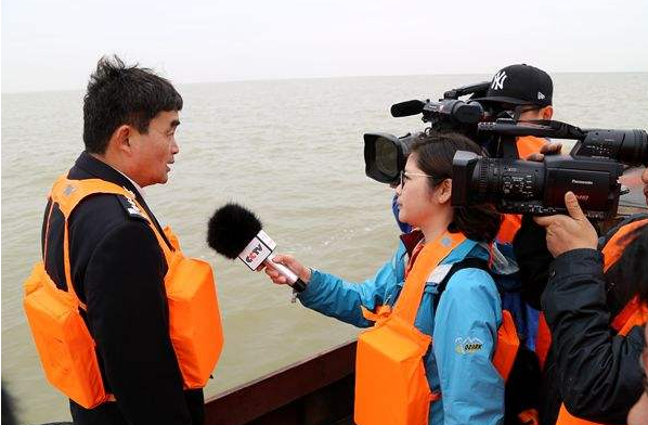 (旅游头条）文化广场化身“音乐海洋” “春之声”迎来“素人”演奏者